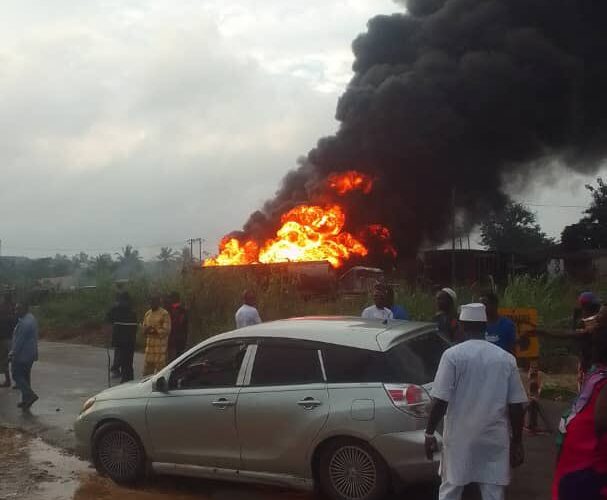 Four vehicles burnt as petrol tanker explodes along Ife-Ibadan expressway