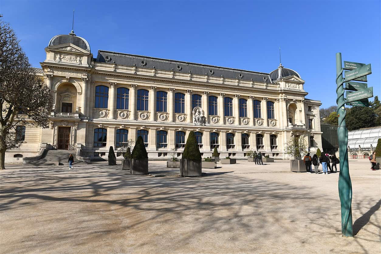 Gold worth 600 000 euros stolen in Paris museum heist