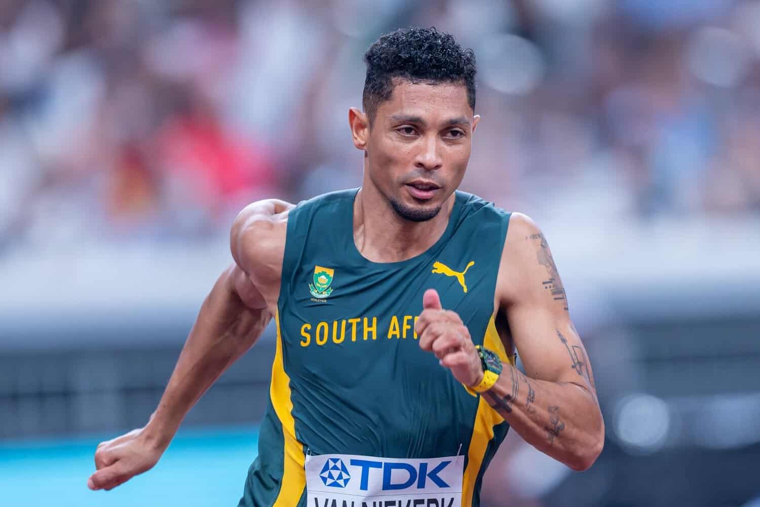 Wayde van Niekerk shows good form as he cruises into 200m semis
